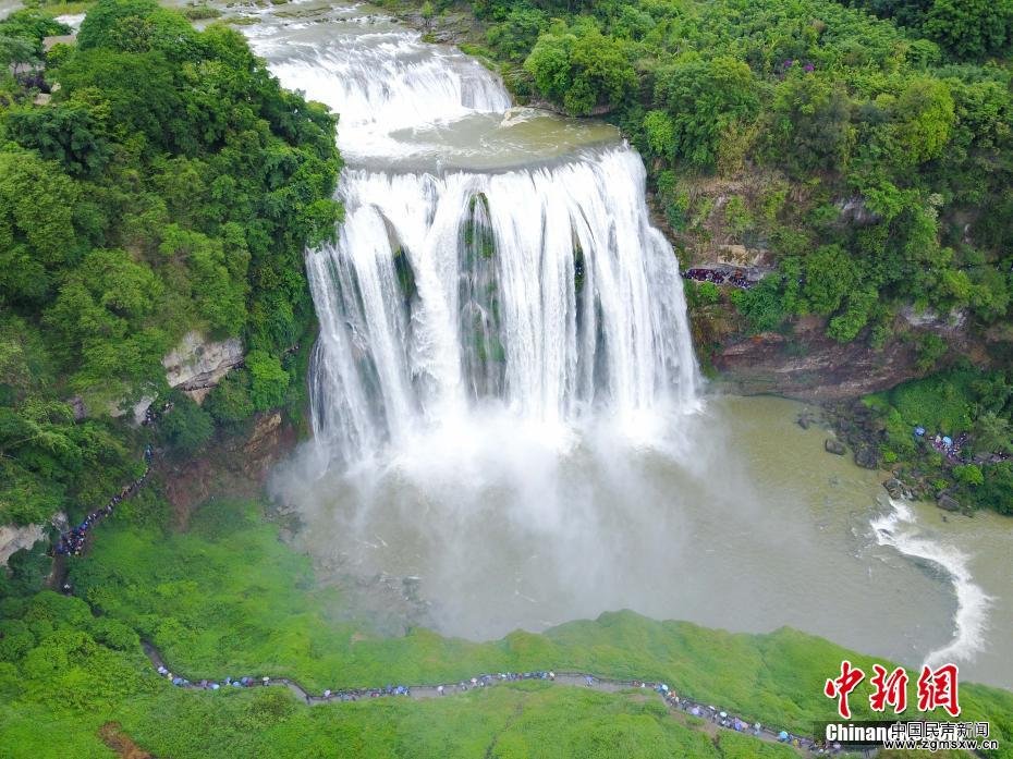贵州黄果树进入丰水期 游人争相围观大瀑布