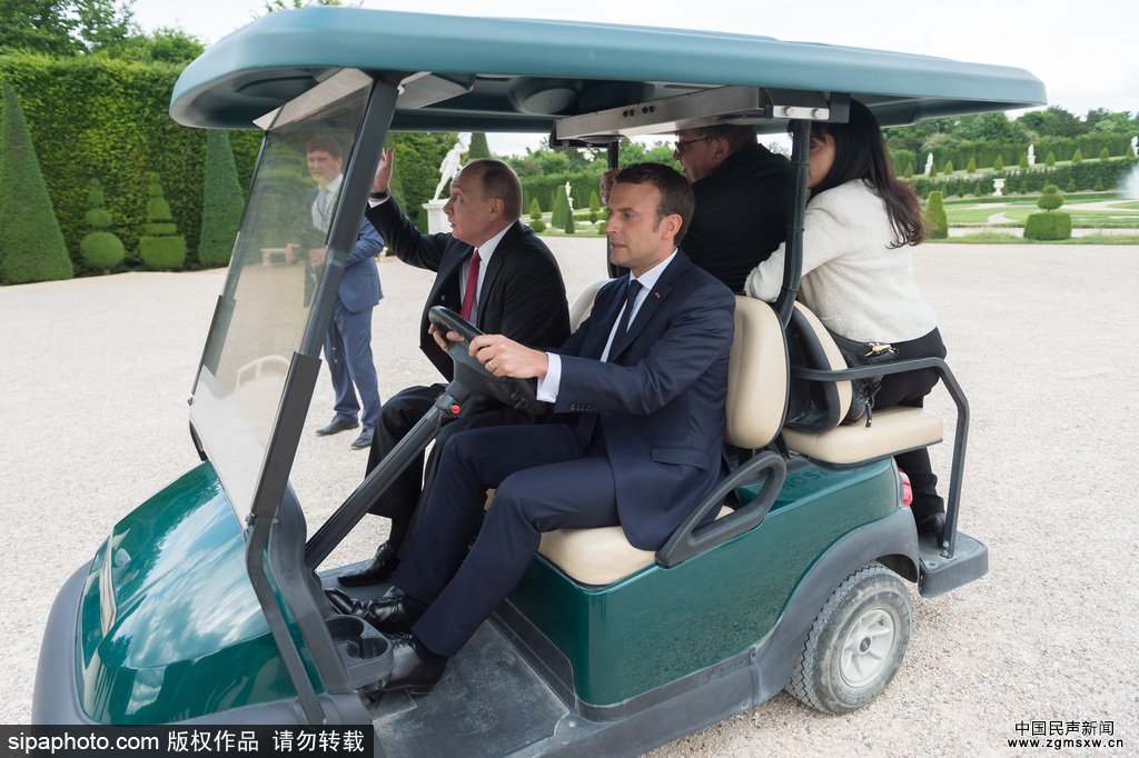 普京到访法国 马克龙亲自开观光车游览凡尔赛宫