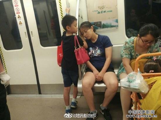 小暖男!男孩地铁里用手为妈妈垫着睡觉