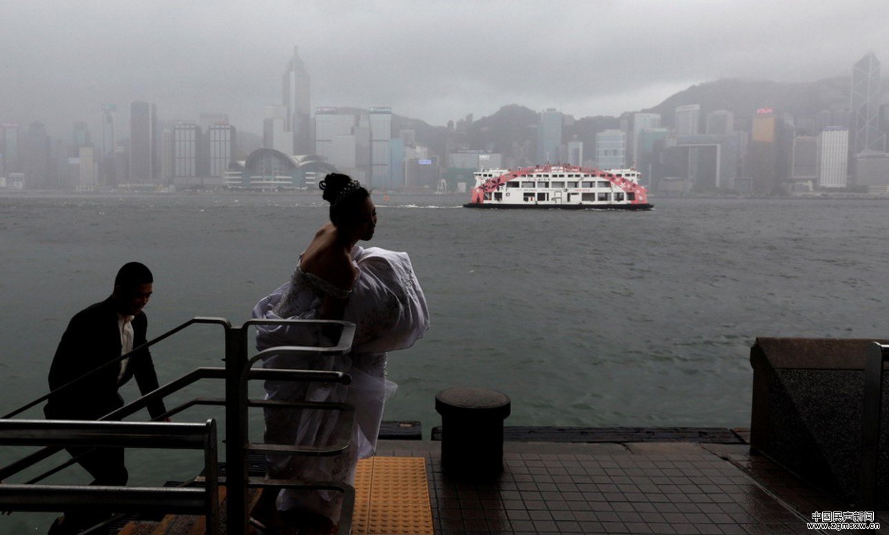 台风＂苗柏＂擦肩香港登陆深圳 市民裹车防御