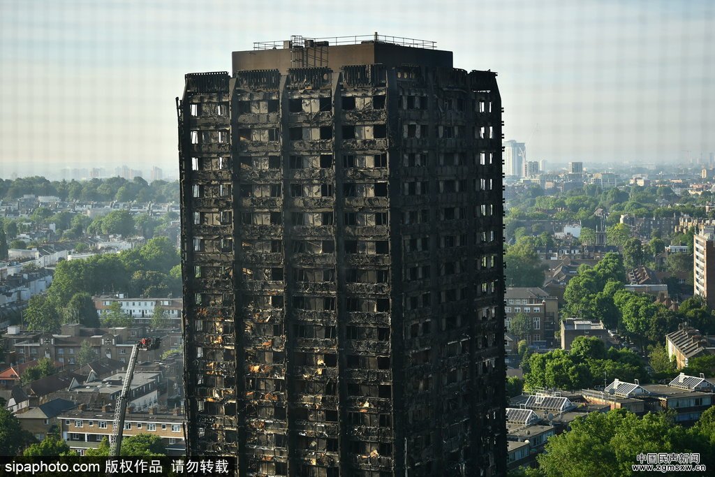 伦敦大火已致17人遇难 公寓楼焦黑一片