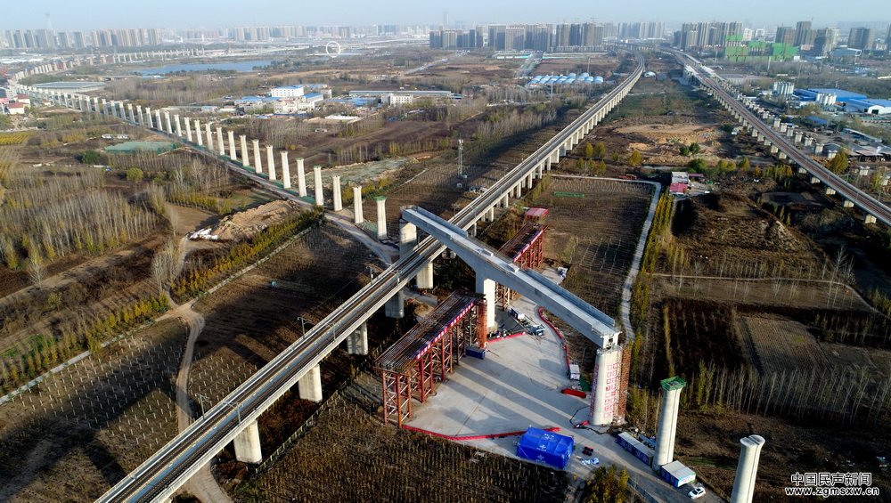 郑万高铁万吨T构桥横跨京广高铁转体成功