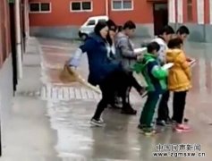 小学生未完成作业 雨中排队被女老师踹屁股