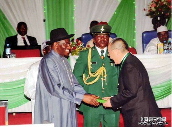 胡介国获尼日利亚2010-2011年度"国家荣誉奖"。