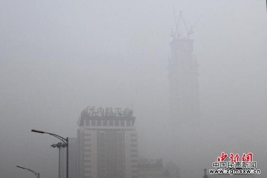12月20日，北京CBD高楼在雾霾笼罩下若隐若现。中新社记者 富田 摄