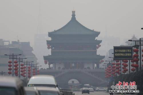 资料图：西安城区被雾霾笼罩 中新社记者 张远 摄