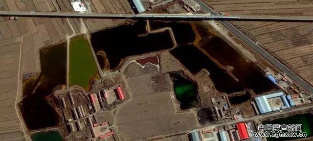 图为天津市静海区西翟庄镇佟家庄村的工业污水渗坑，面积约150000平方米，渗坑废水为锈红色，酸性，废水PH值约为1。