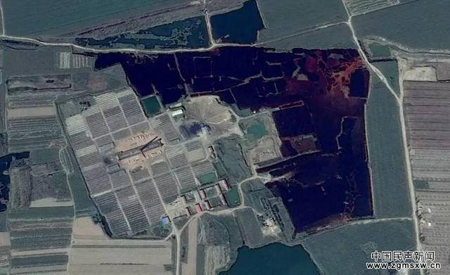图为位于河北省廊坊市大城县南赵扶镇的工业污水渗坑，面积约170000平方米，废水呈锈红色、酸性。