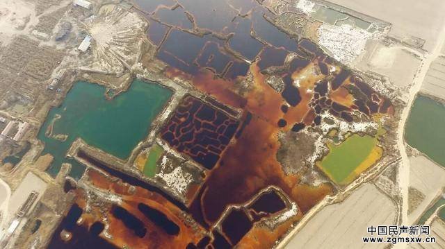 图为位于河北省廊坊市大城县南赵扶镇的工业污水渗坑，面积约170000平方米，废水呈锈红色、酸性。