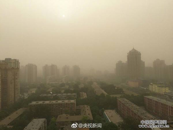 5月4日，北京地区遭遇沙尘天气，图为沙尘笼罩下的北京城。