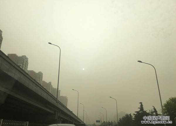 5月4日，北京地区遭遇沙尘天气，图为网友拍摄的北京天空。