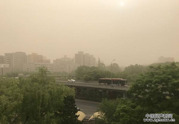 5月4日，北京地区遭遇沙尘天气，图为沙尘笼罩下的北京城。