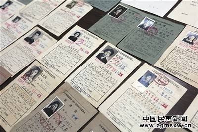 30年时间，詹洪阁共收藏了200多张高考准考证。本版摄影/陈鸿博