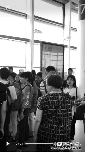 众多游客滞留南京机场 想退团却要扣90%团费