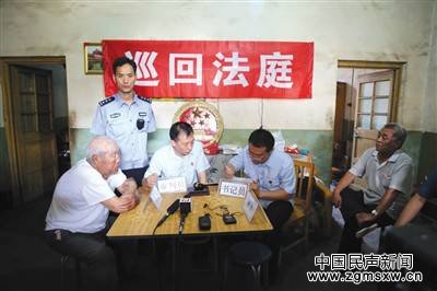 15日，杨老汉（左）在家中与儿子“对簿公堂”。房山法院供图