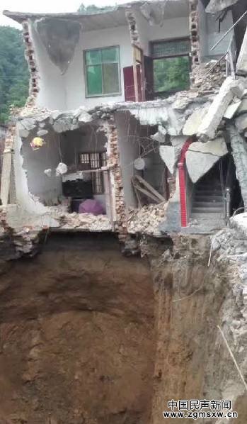 湖南：一村民卧室塌陷1人失踪 挖地15米找不到(图)