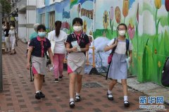 特写：“上学好开心”——香港在防疫常态化下迎接新学年